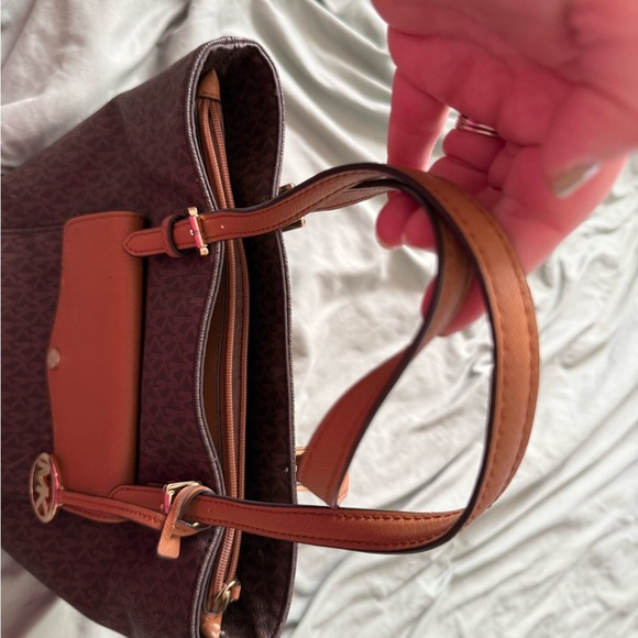 Michael Kors Medium Jet Set Snap Pocket Tote in Chocolate - Picture 8 of 9